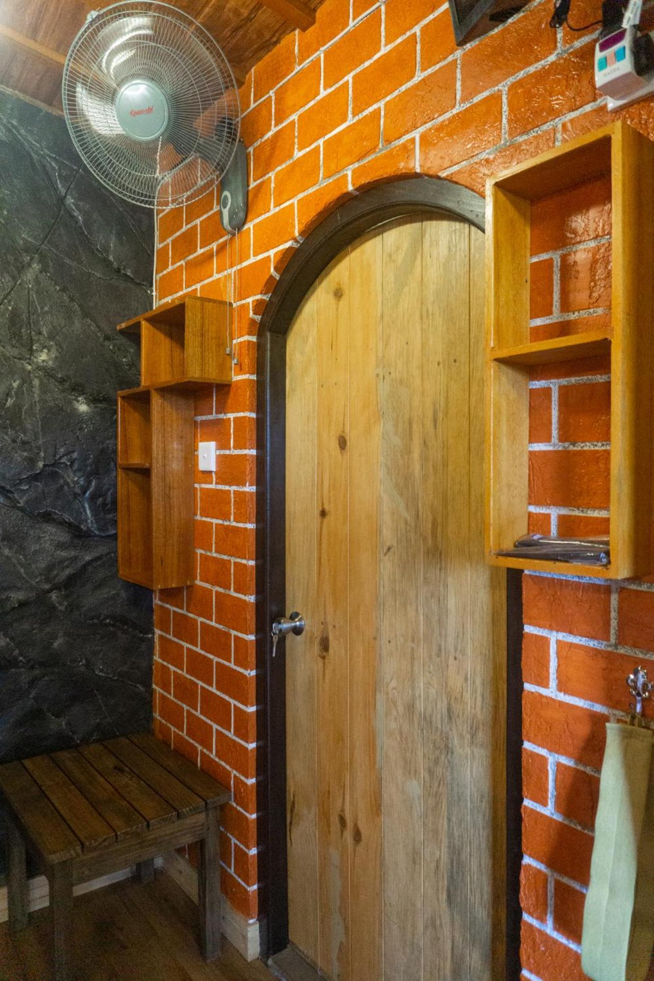 Hobbit Hole Hideaway Bed & Breakfast Ella Exterior photo