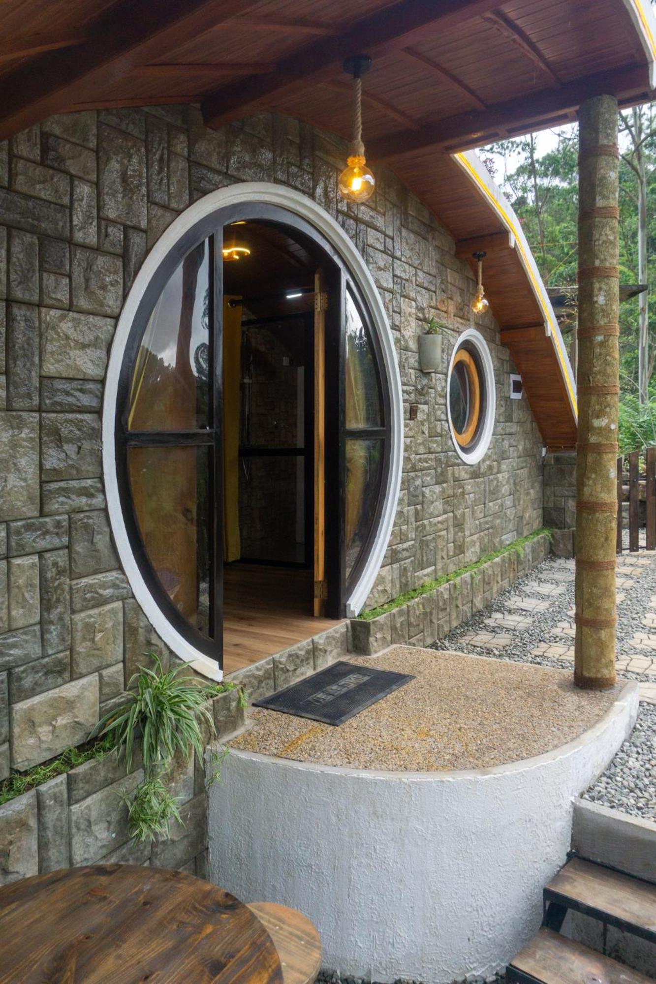 Hobbit Hole Hideaway Bed & Breakfast Ella Exterior photo